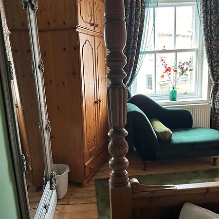 The Buxton Retreat A Luxurious 3-Storey Townhouse With Four Poster Bed And Double Jacuzzi Bath" Extérieur photo