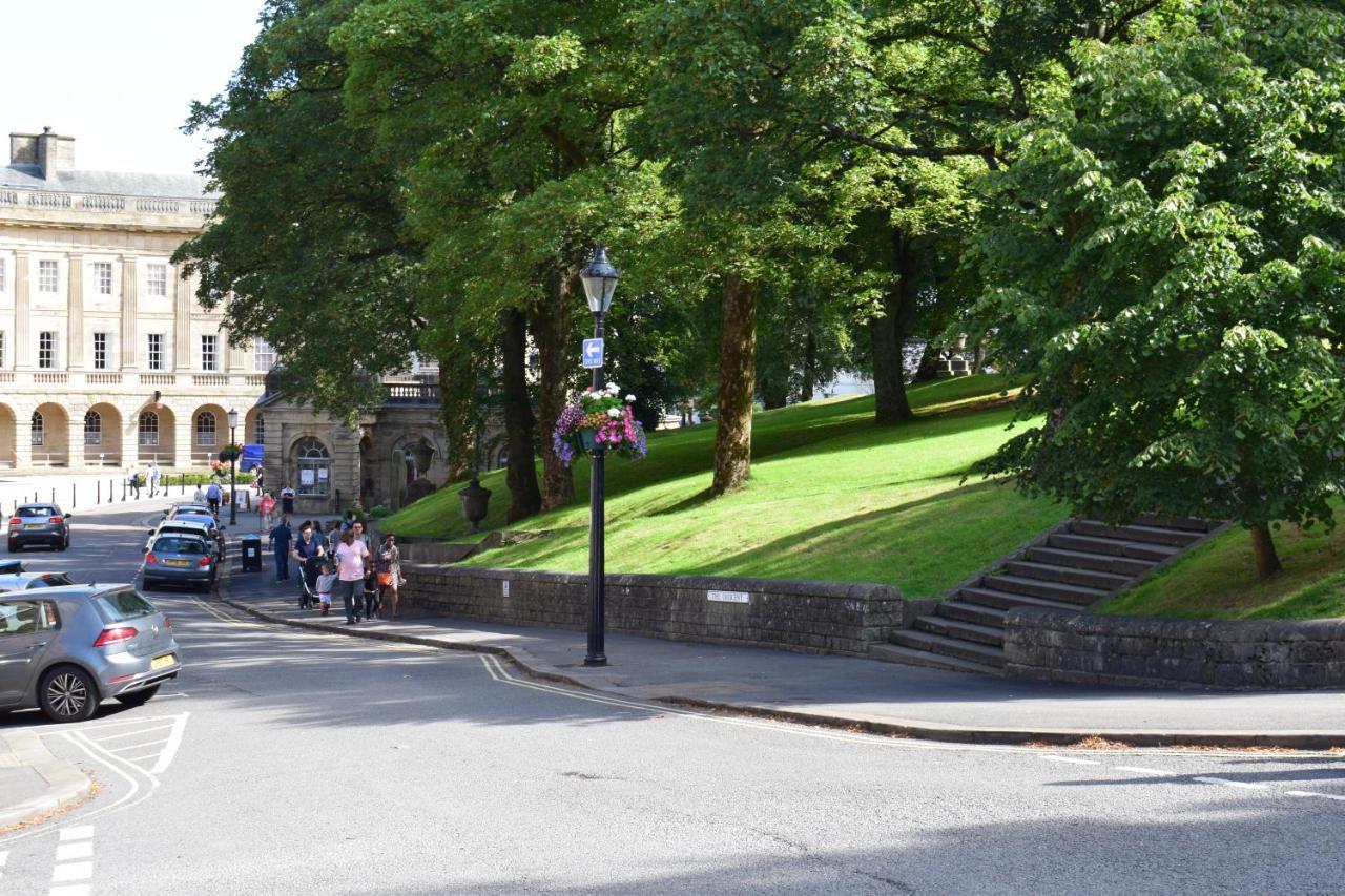 The Buxton Retreat A Luxurious 3-Storey Townhouse With Four Poster Bed And Double Jacuzzi Bath" Extérieur photo