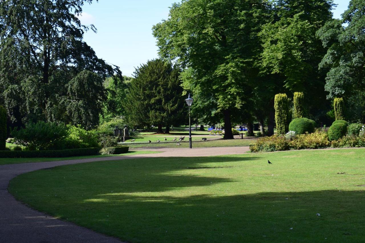 The Buxton Retreat A Luxurious 3-Storey Townhouse With Four Poster Bed And Double Jacuzzi Bath" Extérieur photo