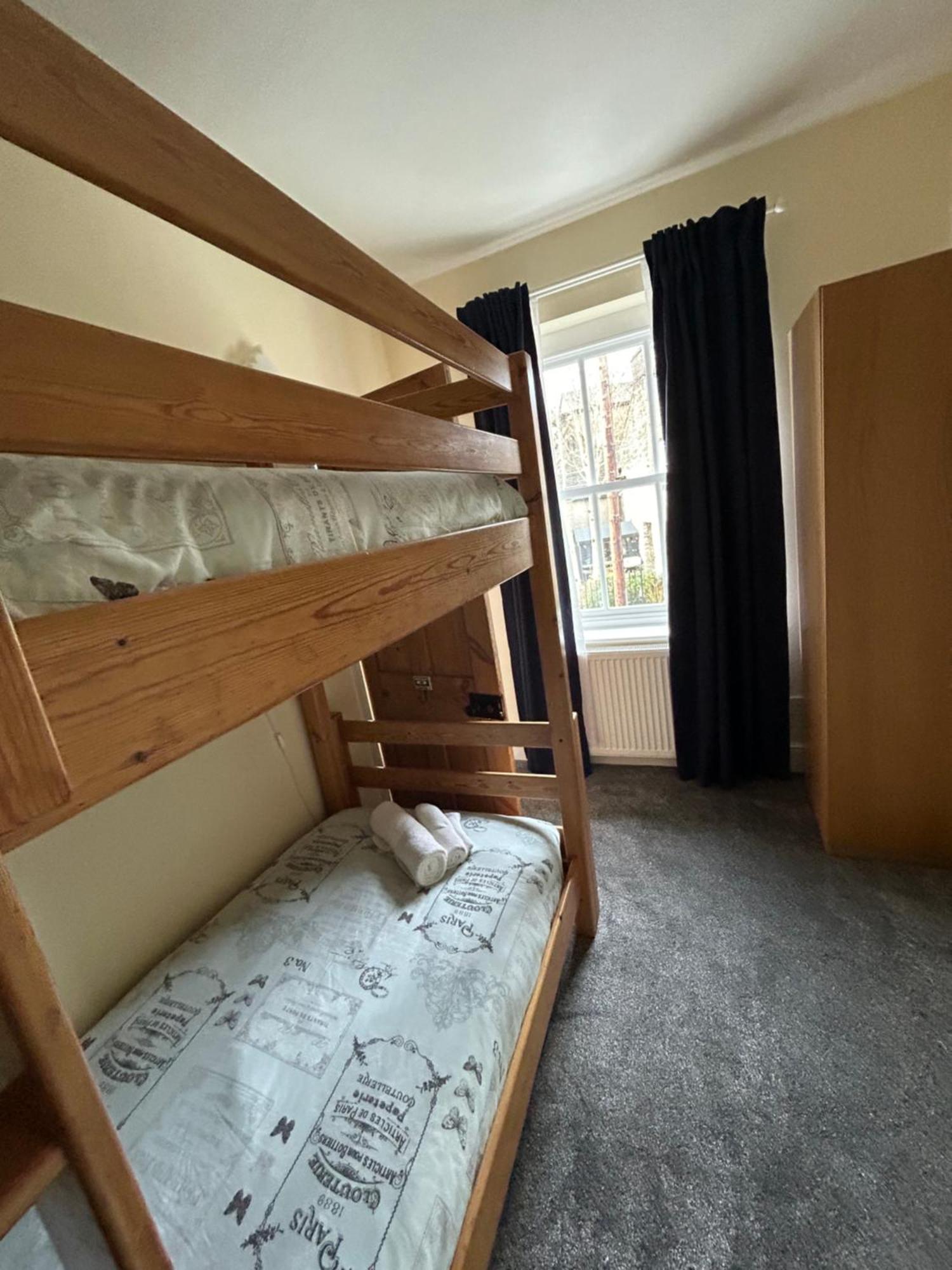 The Buxton Retreat A Luxurious 3-Storey Townhouse With Four Poster Bed And Double Jacuzzi Bath" Extérieur photo