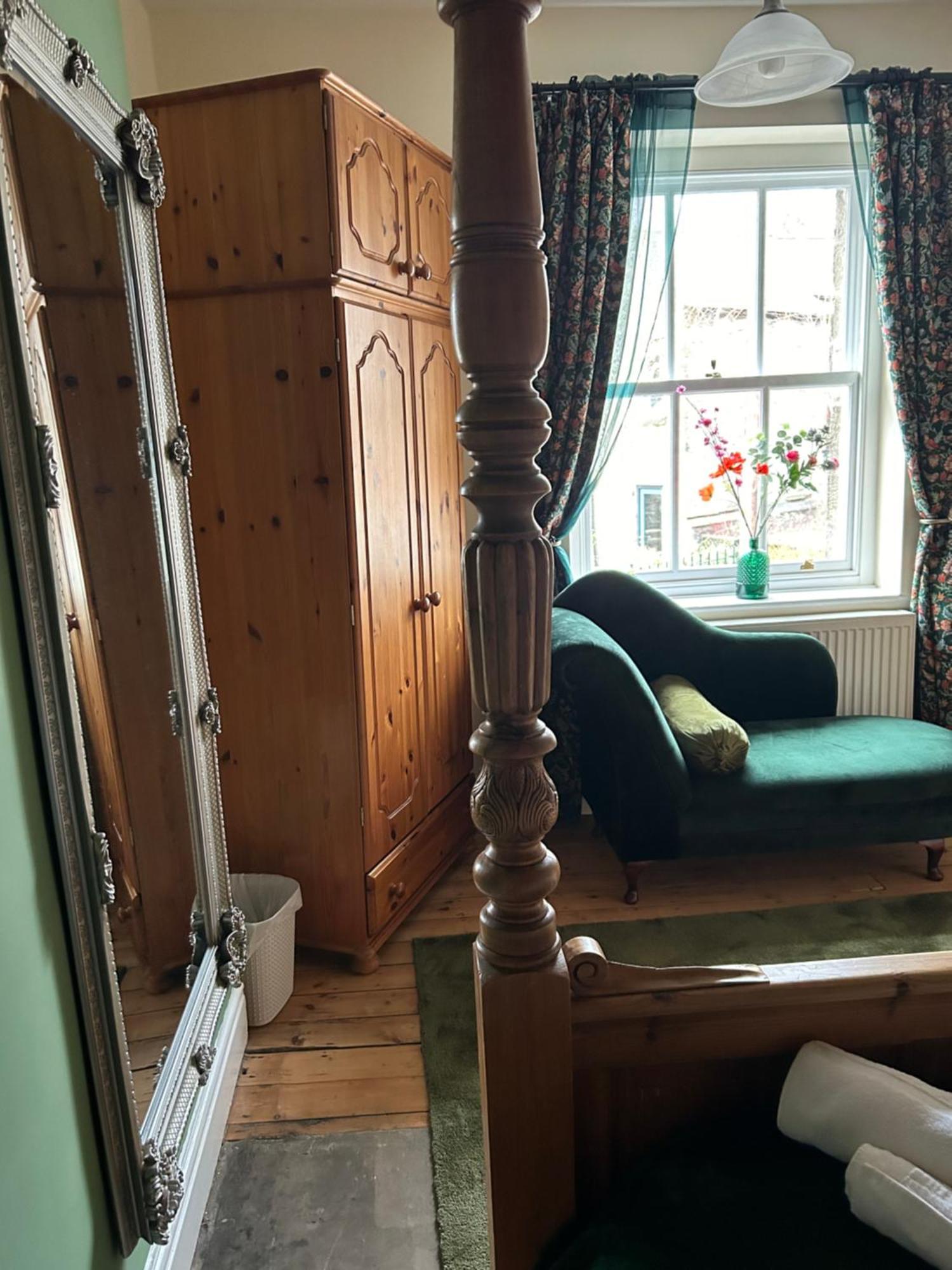 The Buxton Retreat A Luxurious 3-Storey Townhouse With Four Poster Bed And Double Jacuzzi Bath" Extérieur photo