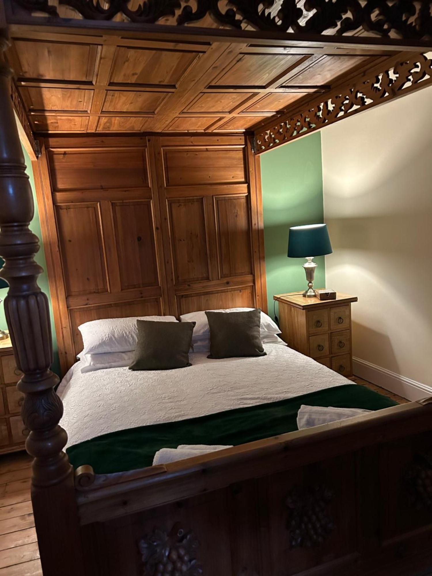 The Buxton Retreat A Luxurious 3-Storey Townhouse With Four Poster Bed And Double Jacuzzi Bath" Extérieur photo