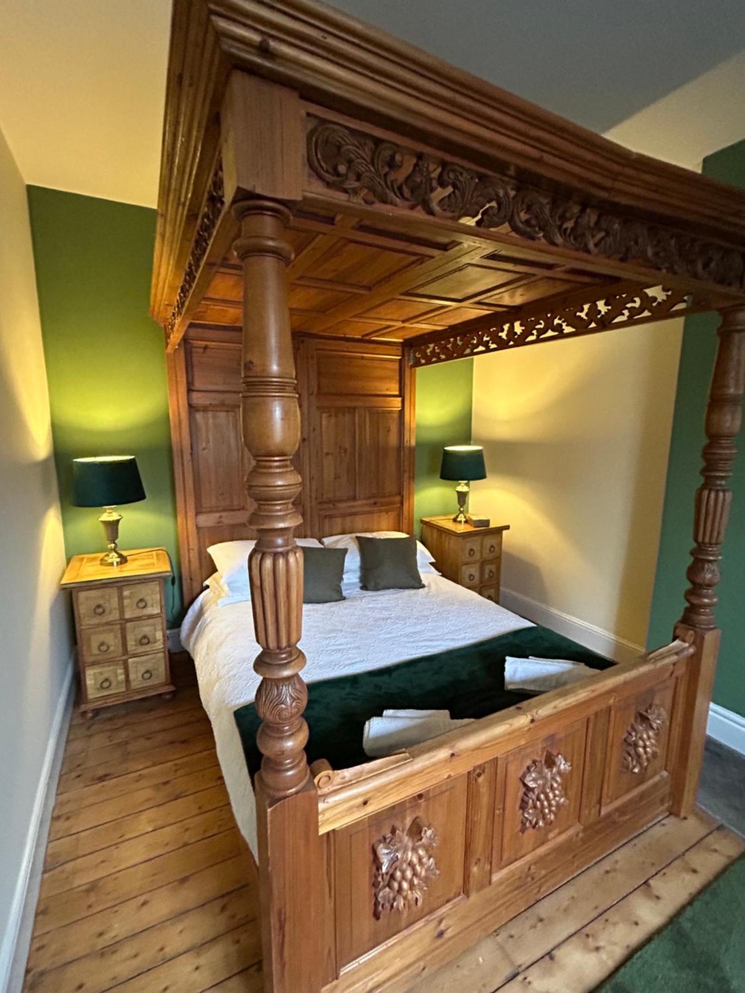 The Buxton Retreat A Luxurious 3-Storey Townhouse With Four Poster Bed And Double Jacuzzi Bath" Extérieur photo