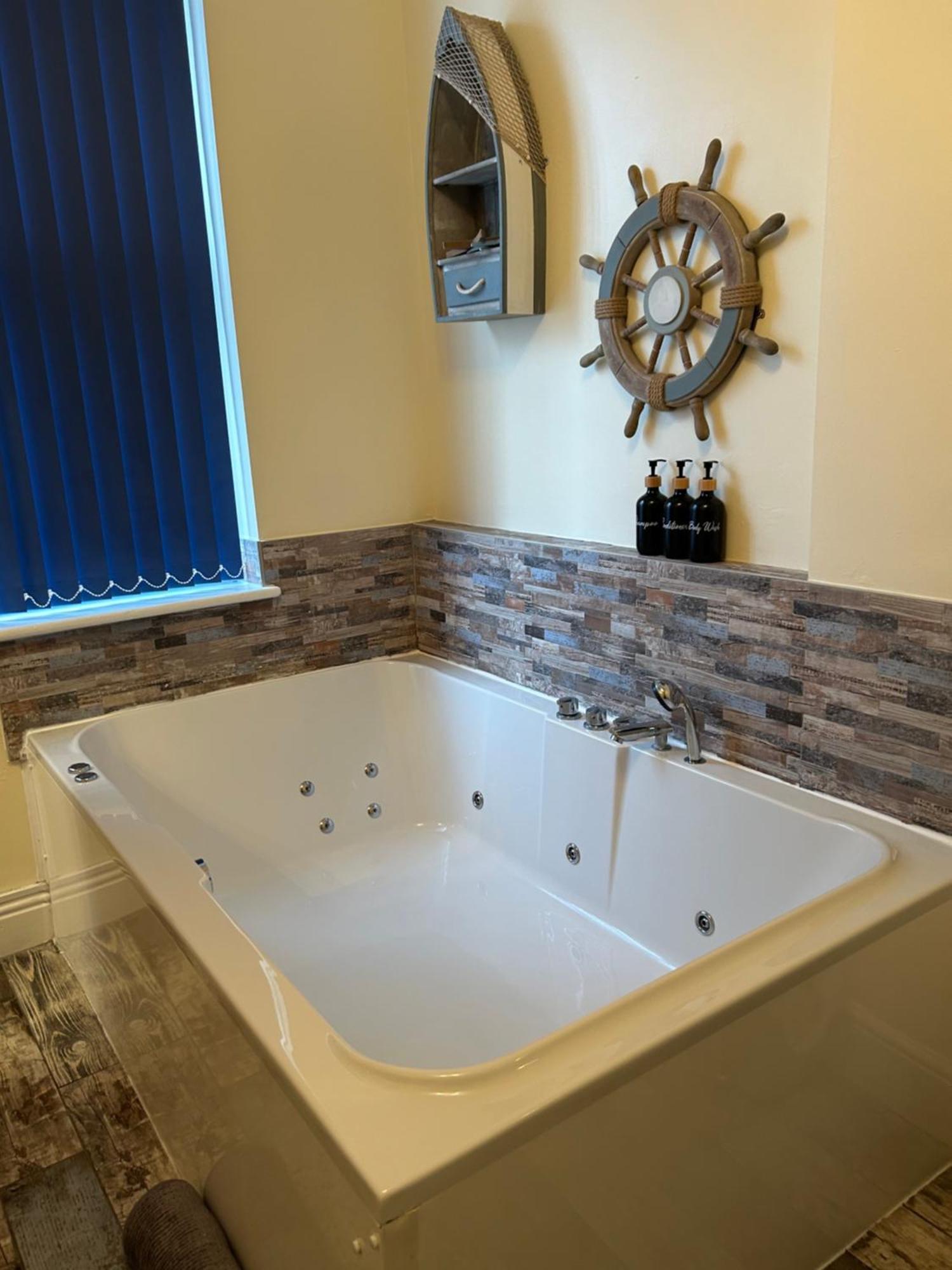 The Buxton Retreat A Luxurious 3-Storey Townhouse With Four Poster Bed And Double Jacuzzi Bath" Extérieur photo