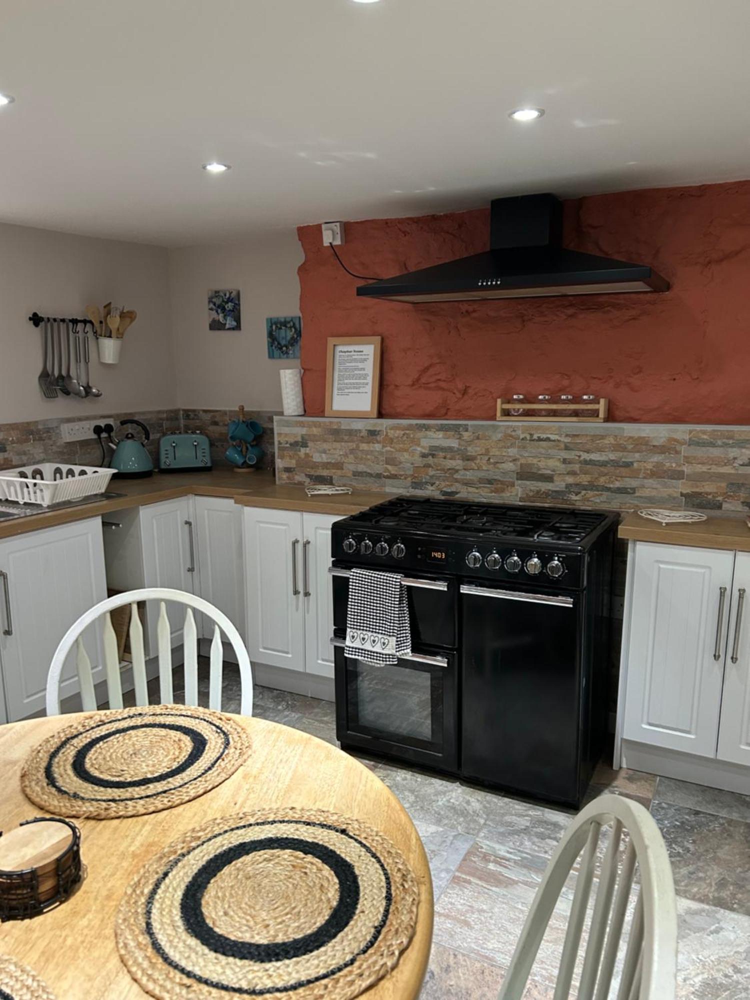 The Buxton Retreat A Luxurious 3-Storey Townhouse With Four Poster Bed And Double Jacuzzi Bath" Extérieur photo