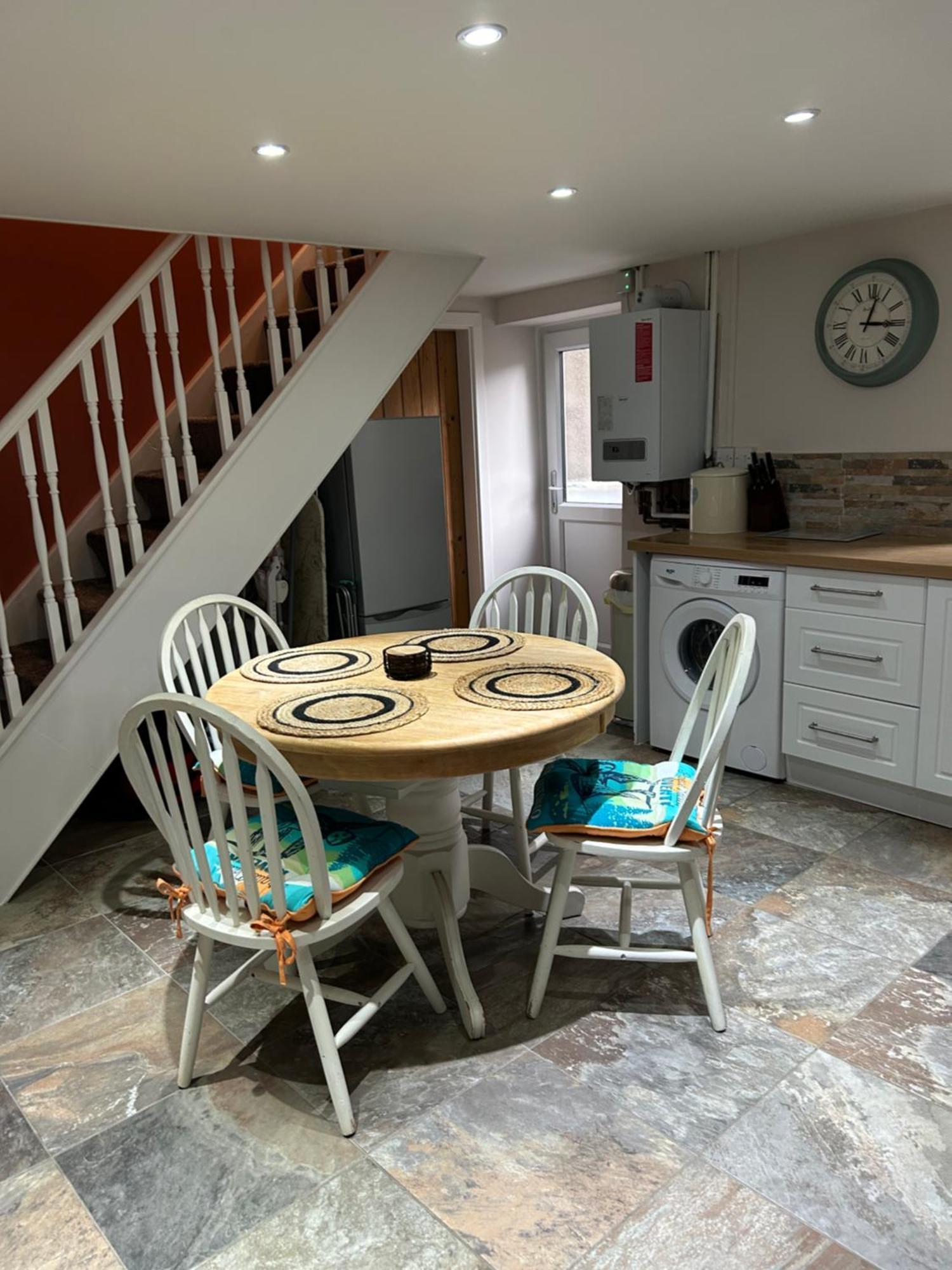 The Buxton Retreat A Luxurious 3-Storey Townhouse With Four Poster Bed And Double Jacuzzi Bath" Extérieur photo