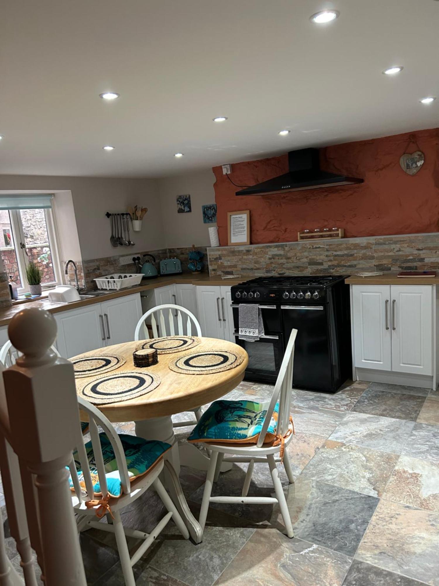 The Buxton Retreat A Luxurious 3-Storey Townhouse With Four Poster Bed And Double Jacuzzi Bath" Extérieur photo